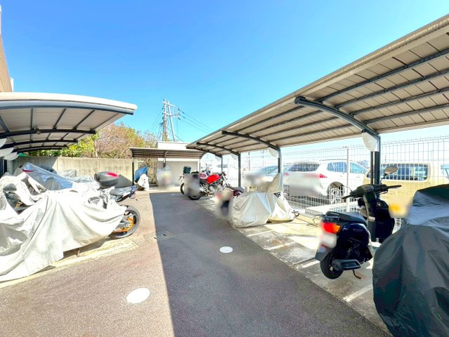 ◆２０２６年２月リフォーム完了◆８階建て７階部分角部屋◆ペット飼育可（細則有）◆シャリエ大津皇子が丘の駐輪場|バイク置き場