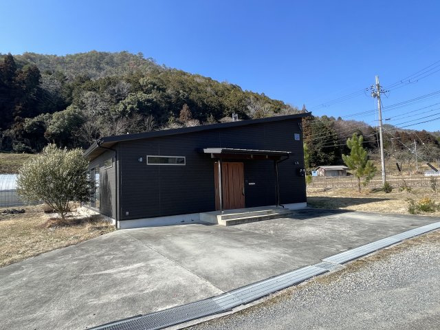 丹波篠山市瀬利の中古一戸建の前面道路含む現地写真