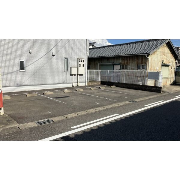 ラディハウス御幸の駐車場