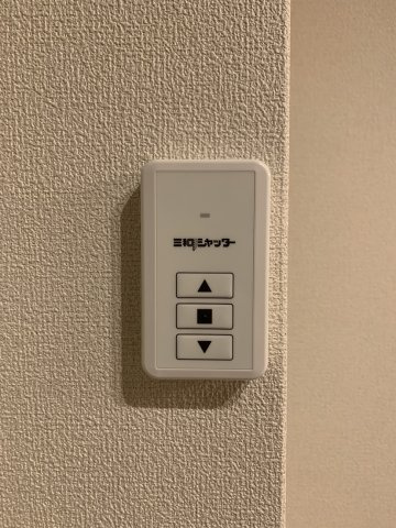 【設備】 | グラストン | 自動シャッター開閉ボタン