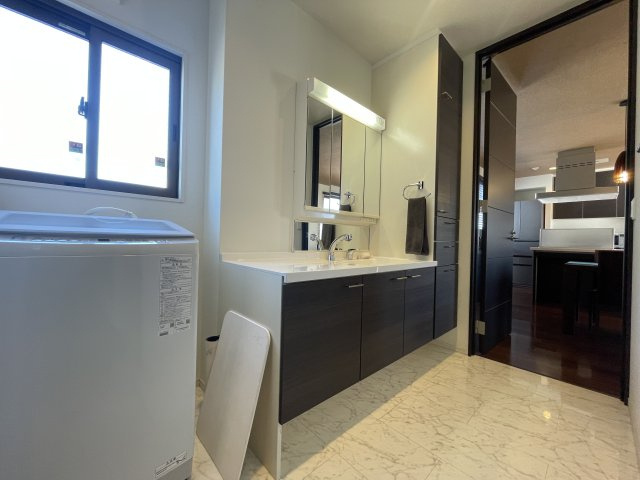 中古戸建・中古住宅　郡山市三穂田町川田　安積第二小・安積第二中の独立洗面台|洗面所には廊下とリビングの2方向から出入り可能なので家事同線の良い間取りです。