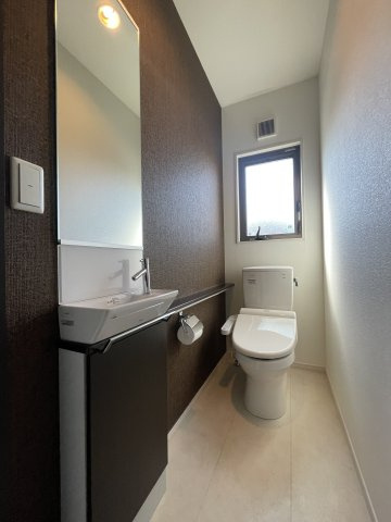 中古戸建・中古住宅　郡山市三穂田町川田　安積第二小・安積第二中のトイレ|トイレにも織物壁紙にておしゃれで落ち着く空間。