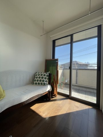 中古戸建・中古住宅　郡山市三穂田町川田　安積第二小・安積第二中の設備|2階廊下には室内物干し付。ベランダにも室内にも太陽光がたっぷり差し込みます。角地で南側と西側は道路なので、圧迫感も感じずのんびりお暮し頂けます。