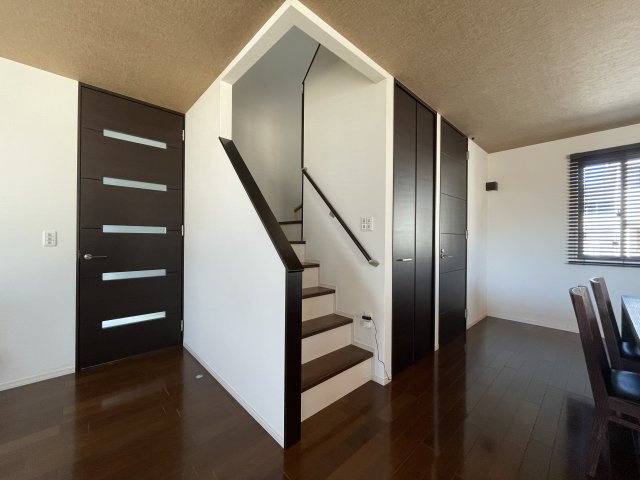 中古戸建・中古住宅　郡山市三穂田町川田　安積第二小・安積第二中の居間・リビング|ハイドア採用にて高級感を演出。リビングin階段にていつでもコミュニケーションが取れる間取りです！