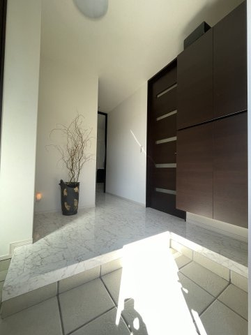 中古戸建・中古住宅　郡山市三穂田町川田　安積第二小・安積第二中の玄関|玄関ドアを開けると、ホッとする空間。帰宅するのが楽しみに、帰宅した瞬間から落ち着くお気に入りの我が家。実際内覧しませんか？