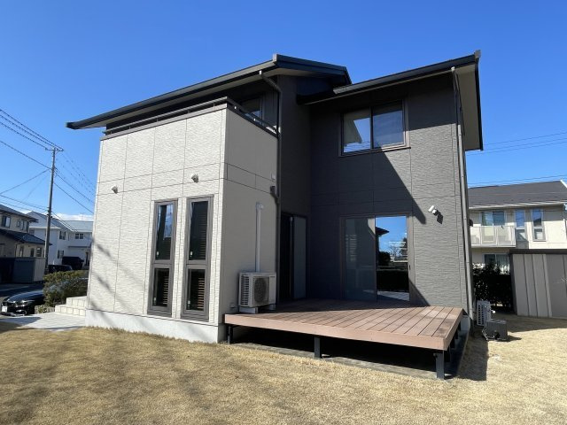 中古戸建・中古住宅　郡山市三穂田町川田　安積第二小・安積第二中の外観|ウッドデッキ付き庭なので夏場はバーベキューなども楽しめそうですね♪南側には芝生のお庭が広がっており、解放感のある空間です。