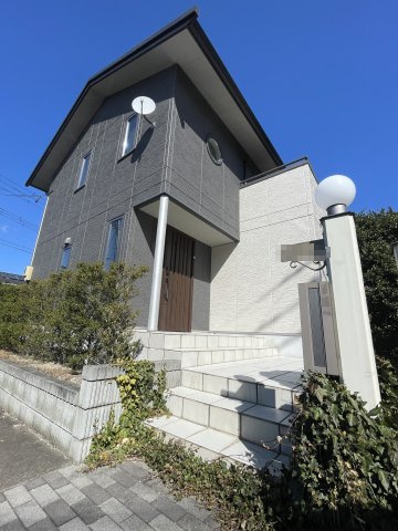 中古戸建・中古住宅　郡山市三穂田町川田　安積第二小・安積第二中の外観|玄関周辺の植栽もこれからの時期青々しくなり、さらに綺麗になります。