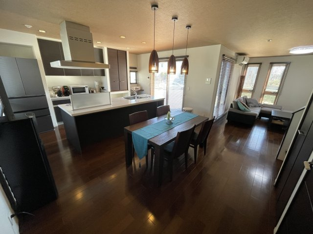 中古戸建・中古住宅　郡山市三穂田町川田　安積第二小・安積第二中の居間・リビング|シックで落ち着いてお過ごしいただけるリビング。ハイドア、天井は織物壁紙にてあたたかみがあり、さらに落ち着いた空間を演出。