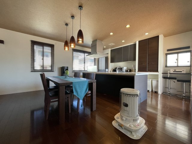 中古戸建・中古住宅　郡山市三穂田町川田　安積第二小・安積第二中の居間・リビング|アイランドキッチン、背面にはたっぷりの収納スペース。ちょっとした作業スペースを確保できるデスクもついており、奥様のご自分だけのスペースも確保♪