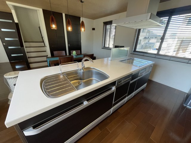 中古戸建・中古住宅　郡山市三穂田町川田　安積第二小・安積第二中のキッチン|食洗器付きアイランドキッチン。オール電化物件の為、安全性◎IHコンロのお掃除◎ダイニングテーブルの照明器具にて、より一層あたたかみのある食卓へ