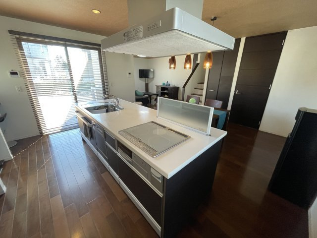 中古戸建・中古住宅　郡山市三穂田町川田　安積第二小・安積第二中のキッチン|各ドアはハイドアを採用しており、天井高めです！