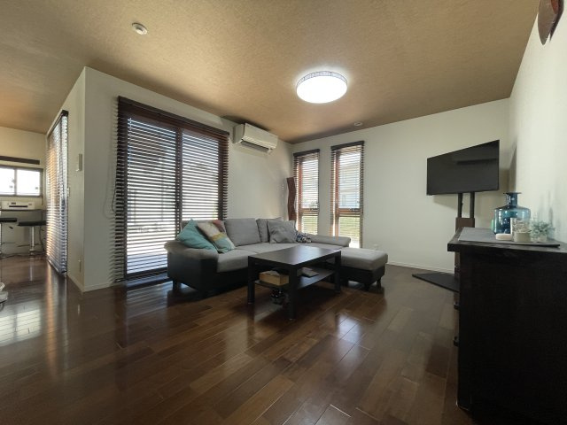 中古戸建・中古住宅　郡山市三穂田町川田　安積第二小・安積第二中の居間・リビング|家族でゆったりお過ごしいただけるリビング。ブラインドもウッドを採用しており、お部屋になじみながらも夏の日差しを適度にカットしてくれます。