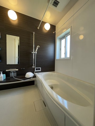 中古戸建・中古住宅　郡山市三穂田町川田　安積第二小・安積第二中の浴室|浴室は浴室乾燥機付き＆洗い場広めでご家族でもゆったりのんびり入れます。浴室も落ち着けるアクセントパネル採用♪
