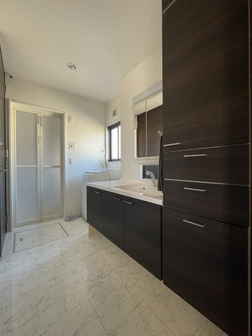 中古戸建・中古住宅　郡山市三穂田町川田　安積第二小・安積第二中の独立洗面台|小物や洗面用品をたっぷり収納可能♪浴室の間も段差がなくいつまでも暮らしやすいご自宅です。