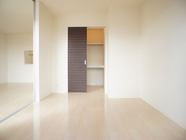 【子供部屋】 | アリシャＢ | 日当たり良好な南側洋間です♪