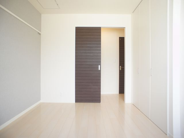 【寝室】 | アリシャＢ | お部屋が広く使える充実収納付きです♪