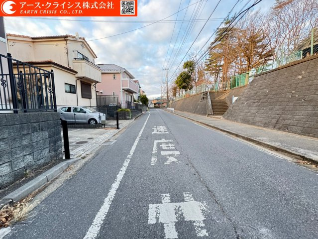 【前面道路含む現地写真】 | 柏市高南台5期 | 最寄駅「高柳」駅徒歩10分と毎日の通勤・通学にもアクセス良好な希少立地となります。小学校や中学校も徒歩圏内にあり、子育て環境にもピッタリです。