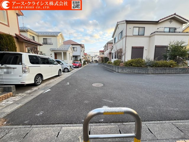【前面道路含む現地写真】 | 柏市高南台5期 | 駅徒歩10分の利便性と、第一種低層住居専用地域ならではの落ち着いた街並みを両立。約150㎡の整形地は前面道路も広く開放感良好。建築条件なしだからこそ、間取りもデザインも思いのまま。