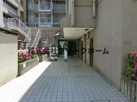 武蔵野市中町３丁目の賃貸マンションのエントランス