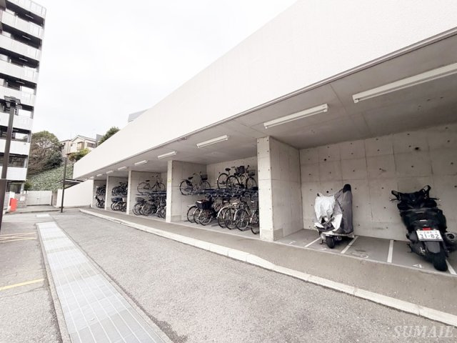 レールシティ十条清水坂公園のその他共用部分|バイク置き場と駐輪場です☆