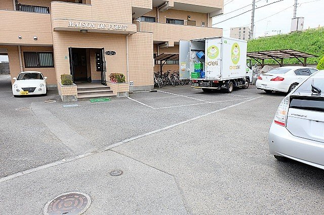 メゾンドフォーレの駐車場