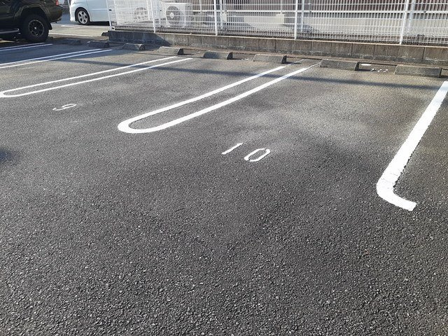 【駐車場】 | カリーノ・Ｓ | 車をお持ちの方に嬉しい駐車場付きの物件です
