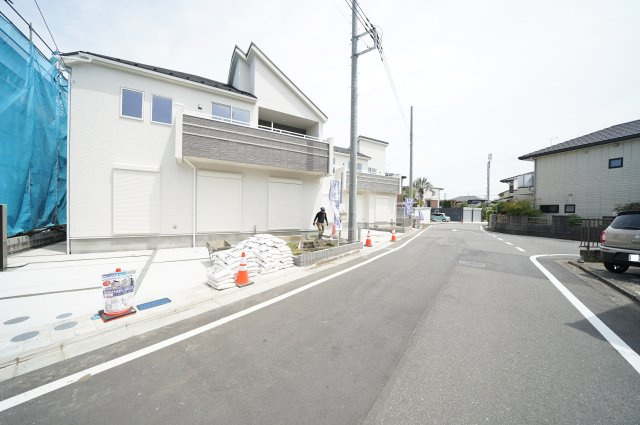 “街ごと新しくなる”全22棟分譲｜北新｜平坦地×駐車2台×開放感ある吹抜けの新築戸建★仲介手数料無料★の前面道路含む現地写真|ゆとりある幅員の前面道路は車の出し入れもスムーズ。交通量も比較的落ち着いており、小さなお子様がいるご家庭にも安心の住環境です。