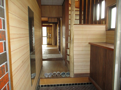 【玄関】 | 岡谷市川岸上２丁目　中古住宅⑯ | 玄関