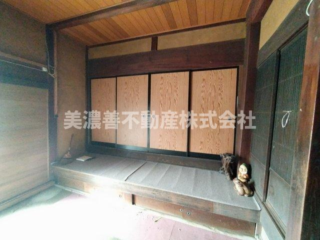 ６１７２４　安八郡神戸町落合中古戸建ての玄関