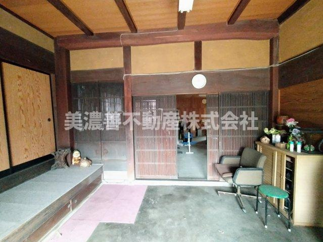 ６１７２４　安八郡神戸町落合中古戸建ての玄関