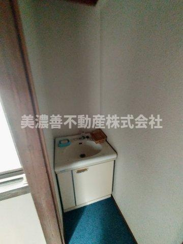 ６１７２４　安八郡神戸町落合中古戸建ての独立洗面台