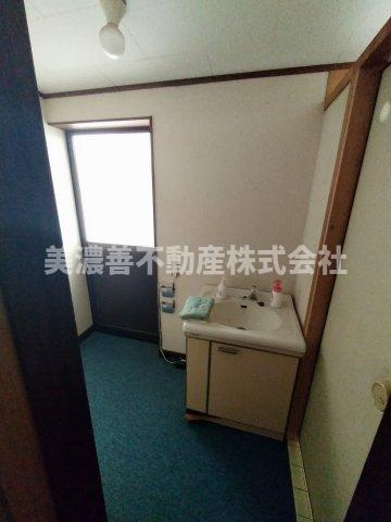 ６１７２４　安八郡神戸町落合中古戸建ての洗面所