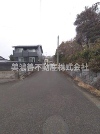 ６１７２４　安八郡神戸町落合中古戸建ての前面道路含む現地写真
