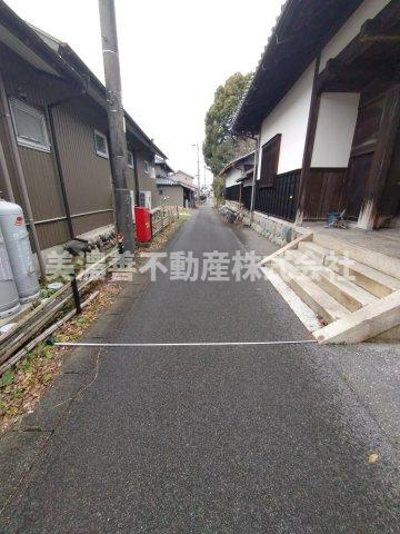 ６１７２４　安八郡神戸町落合中古戸建ての前面道路含む現地写真