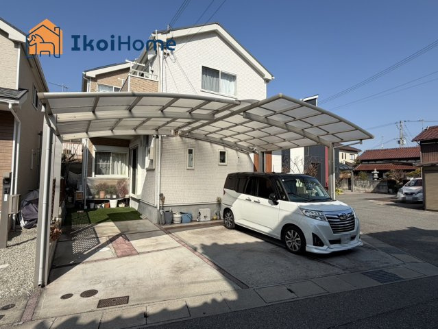 神戸市西区玉津町今津　中古戸建の外観|お車3台駐車！カーポート付！陽当り良好開放的な角地！太陽光発電搭載の家計に優しいオール電化住宅です♪