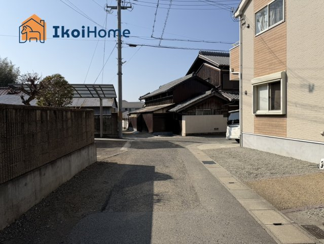 神戸市西区玉津町今津　中古戸建の前面道路含む現地写真|●年中無休：当日予約可●前面道路は幅員約5ｍ、交通量は少なく、小さなお子様でも安心の住環境です。