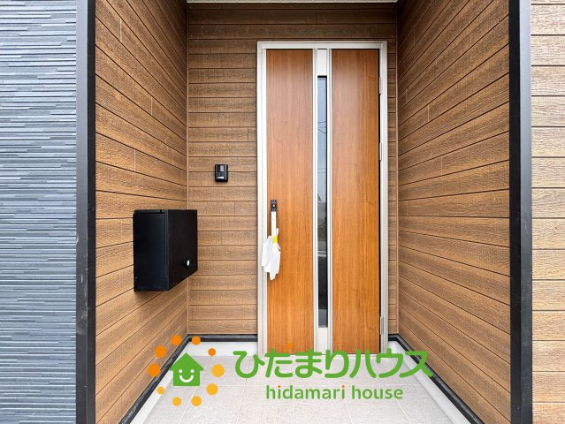 杉戸町遠野第3　新築一戸建て　01　クレイドルガーデンの玄関