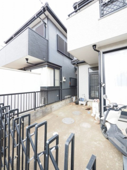 【弊社専任】狭山市堀兼　中古戸建　東南角地　駐車２台可の駐車場|カースペースがあります