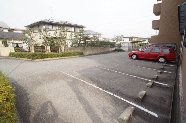 クレセール弐番館の駐車場|とめやすい広々とした駐車場です
