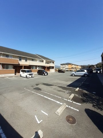 メイプルビュ－・プラッツＢの駐車場