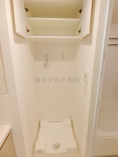 スタイリオ蒲田WESTの設備|棚付きがうれしい洗濯機置き場
