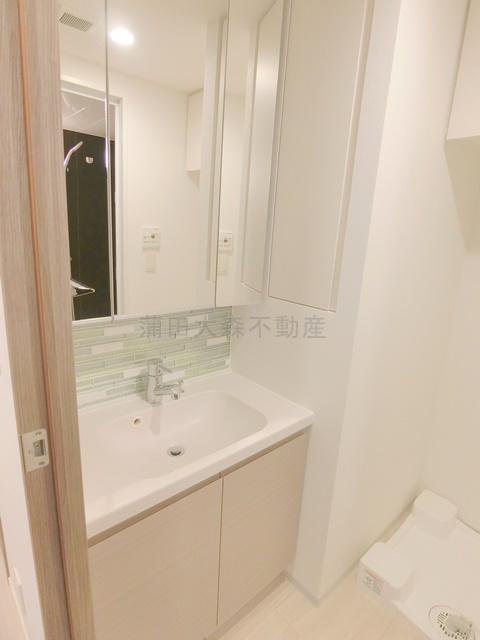 スタイリオ蒲田WESTの洗面所|3面鏡の独立洗面台　洗面脱衣所