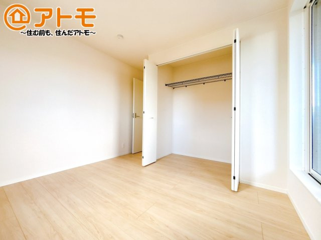 【子供部屋】 | 沼津市西間門第9　新築戸建　全1棟 | 広々使える収納付きの洋室です♪
