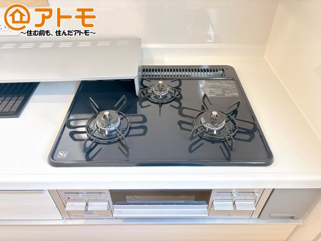 【設備】 | 沼津市西間門第9　新築戸建　全1棟 | ３口コンロは使い勝手がよくお料理も楽しくなりそうです♪