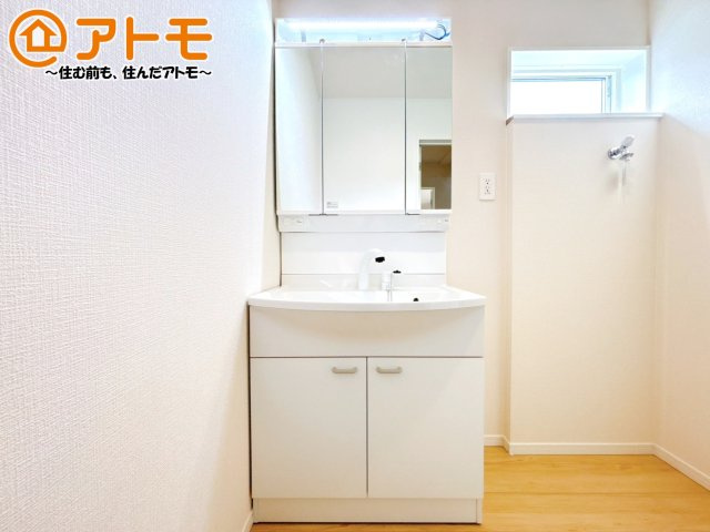 【独立洗面台】 | 沼津市西間門第9　新築戸建　全1棟 | 洗面所って朝に混み合いませんか？広々とした脱衣所、３面鏡の独立洗面台で朝の時間を少しお手伝い♪