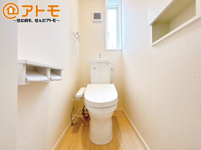 【トイレ】 | 沼津市西間門第9　新築戸建　全1棟 | 窓があり換気もすぐにできる、清潔感のあるトイレです♪