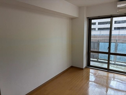 ライオンズタワー池袋の居間・リビング|DKからの洋室　※2025年12月撮影