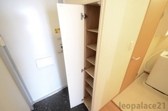 レオパレス牛島本町の玄関