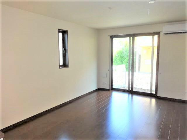 町田市三輪町のアパートの居間・リビング