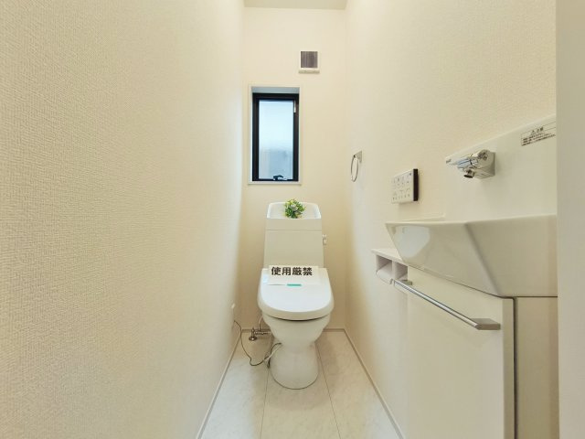 朝霞市栄町2丁目 限定1棟のトイレ|トイレは1階・2階にございます
忙しい朝も快適に　家族みんなに優しい間取り
温水洗浄暖房便座機能付